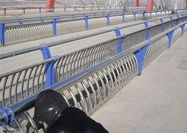鄂尔多斯不锈钢复合管护栏一种安全而耐用的防护解决方案