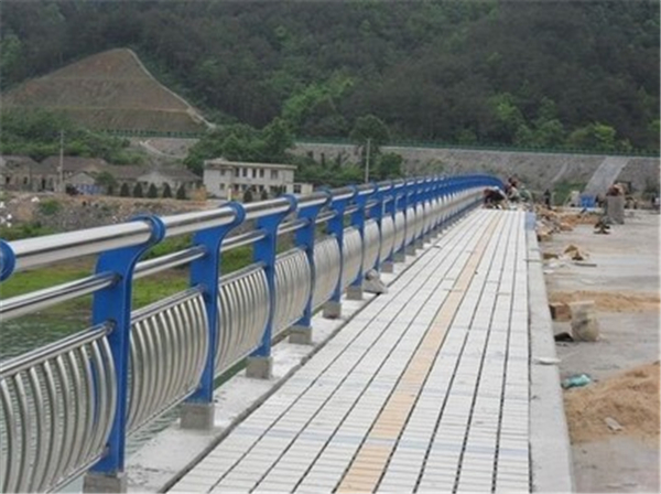 鄂尔多斯不锈钢桥梁护栏是一种什么材质的护栏